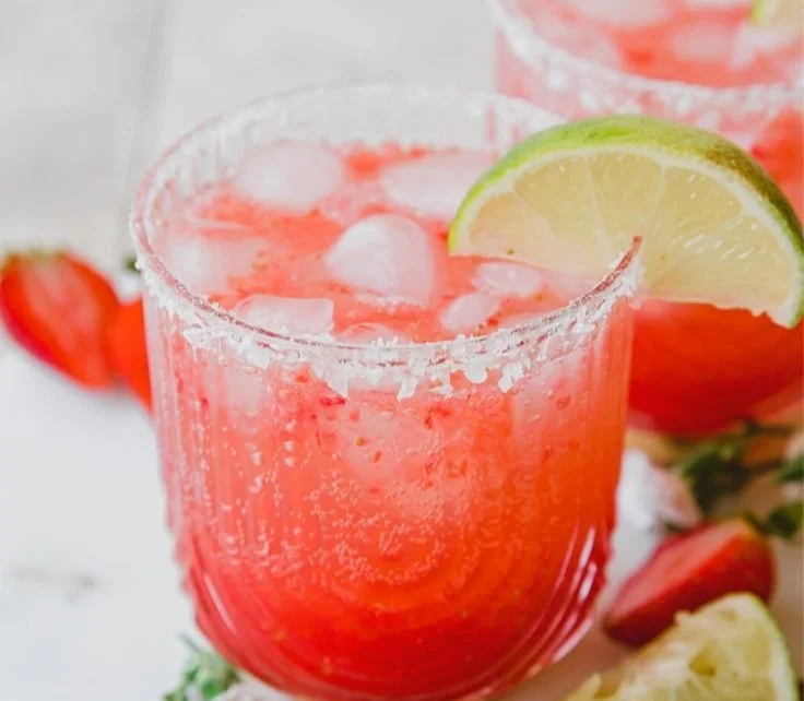 Strawberry Lime Mocktail Margarita in a glass with lime slices